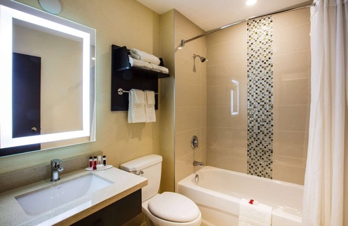 Georgina Hotel | Ramada by Wyndham Jacksons Point