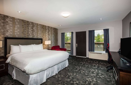 Georgina Hotel | Ramada by Wyndham Jacksons Point