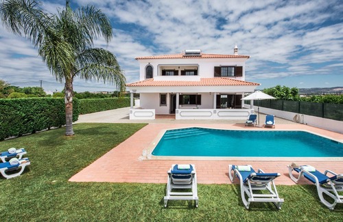 Vale de Carro Villa | Ramos - Comfortable villa in Olhos de Agua with private pool and big garden