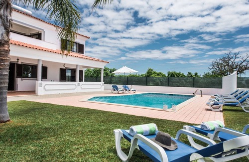 Vale de Carro Villa | Ramos - Comfortable villa in Olhos de Agua with private pool and big garden
