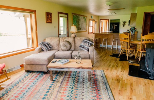 Meeteetse House | Ranch home with wide open views of the wild west.
