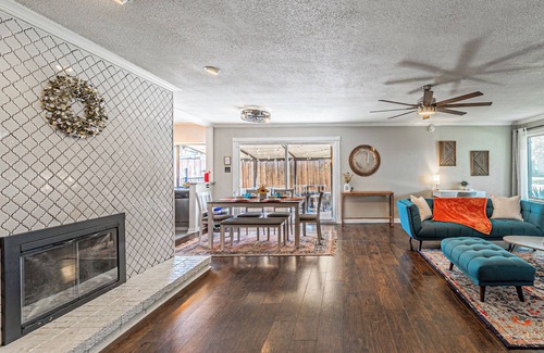 Garland House | Rare 3BR House - Pool, King Bed, and Grill in Garland