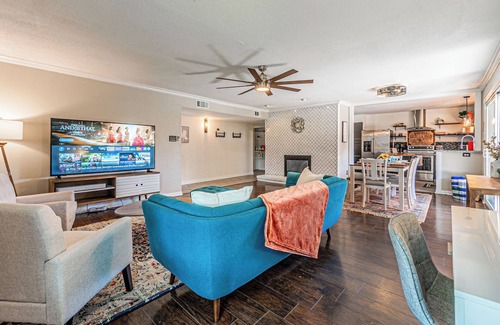 Garland House | Rare 3BR House - Pool, King Bed, and Grill in Garland