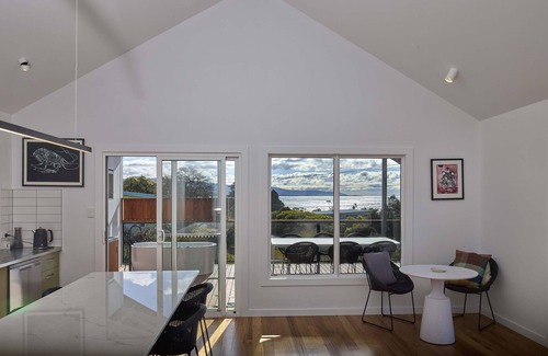 Bicheno Apartment | RARE Views - Diamond Skies - Incredible!