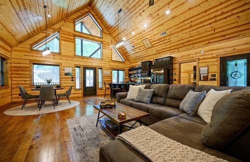 Broken Bow Cabin | Rated Top 10 One Bedroom + No Cabins Behind Property + Private Oversized Deck