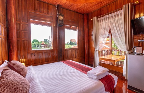 Ayutthaya Cabin | Real Thai Teak House on the River with king bed and nice garden