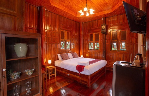 Ayutthaya Cabin | Real Thai Teak House on the River with king bed and nice garden