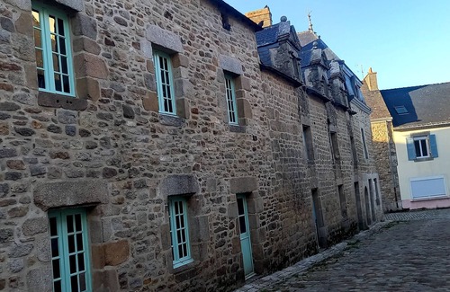 Pont-Scorff House | Recent house. Bungalow. Sleeps 4. 2 bedrooms. 20 minutes from the beaches.