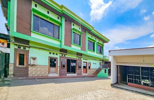 Jombang Hotel | RedDoorz Syariah near Stadion Merdeka Jombang