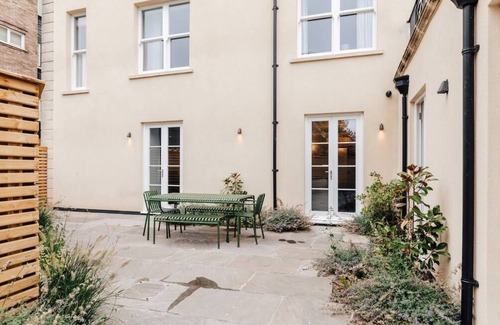 Bristol Apartment | Redland Apartments - Sleeps 12