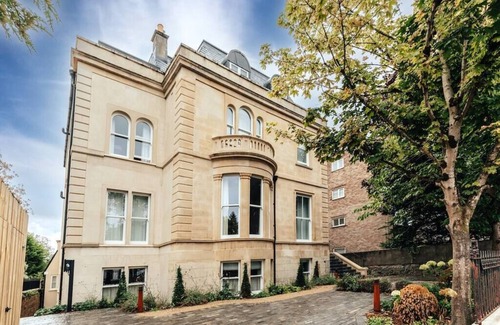 Bristol Apartment | Redland Apartments - Sleeps 12