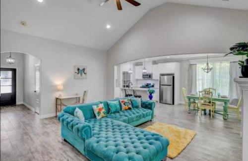 Beaumont House | Reduced! Newly Renovated Luxe West Beaumont w Priv