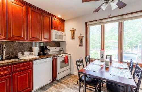 Windham House | Redwood Retreat in Windham - minutes to Mtn!