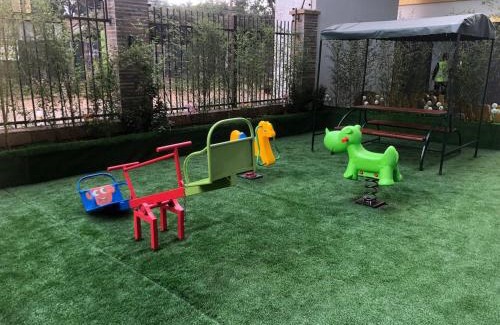 Central Province Apartment | Refined 1BR With King Bd, Pool & Gym in Kileleshwa