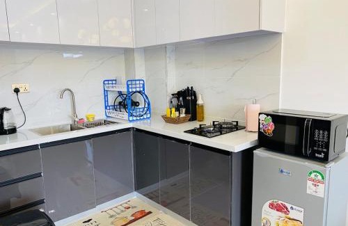 Central Province Apartment | Refined 1BR With King Bd, Pool & Gym in Kileleshwa