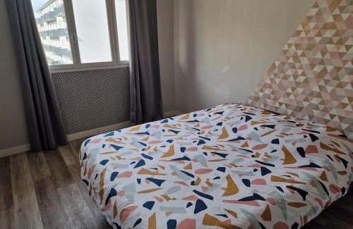 Saint-Lo Apartment | Refuge Urbain Chic avec Balcon