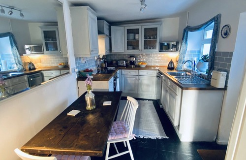 New Quay House | Refurbished traditional cottage dog friendly sea views 2 minutes to the beach