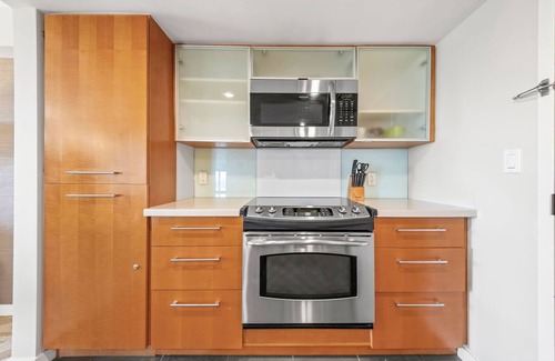 Ala Moana Condo | Refurnished! 33rd Floor RARE Executive Suite 2BR/2.5BA w/Kitchen & Laundry