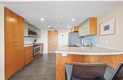 Ala Moana Condo | Refurnished! 33rd Floor RARE Executive Suite 2BR/2.5BA w/Kitchen & Laundry