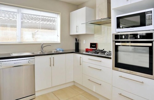 Riccarton Apartment | Regents Villas-Regents Villas A & B: Two homes in one