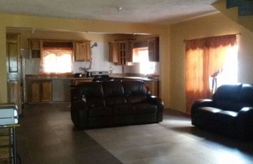 May Pen House | Relax and enjoy in this beautiful home in a quiet neighbourhood.