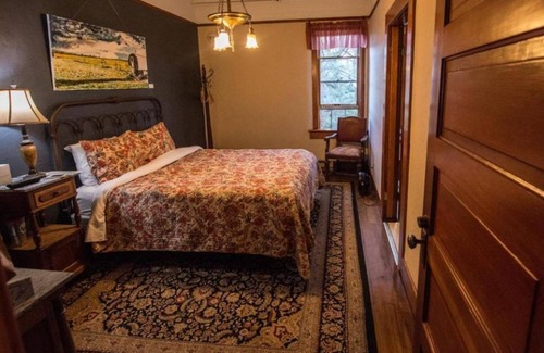 Dufur House | Relax and Enjoy Nature! 3 Family-Friendly Units, FREE Parking, Near Dufur Museum