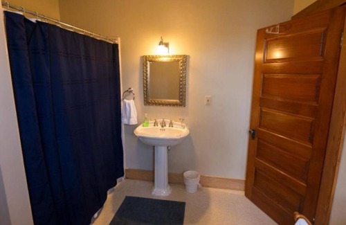 Dufur House | Relax and Enjoy Nature! 3 Family-Friendly Units, FREE Parking, Near Dufur Museum