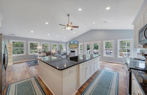 Goodview House | Relax at Dock Holiday on Smith Mountain Lake