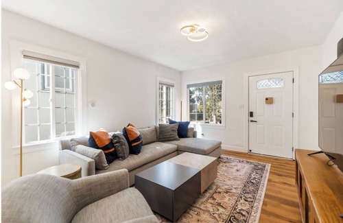 South Berkeley House | Relax by the bay! Two bedroom getaway in Berkeley San Francisco Bay - 13 min