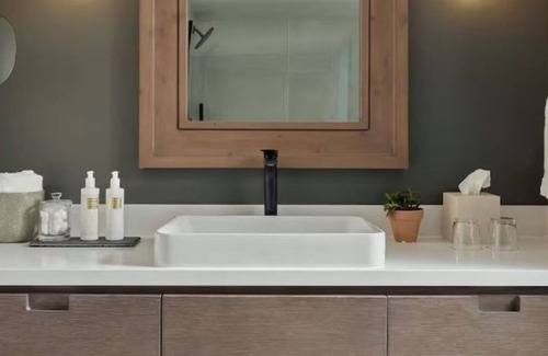 Goat Island Hotel | Relax & Explore! Pet-Friendly, Pool, Near Downtown Shops & Historical Museum!