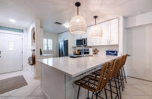 Crystal Beach House | Relax in a Coastal Retreat! Spa, Firepit, Kayaks, Paddleboard & Steps to Gulf – Crystal Beach Escape