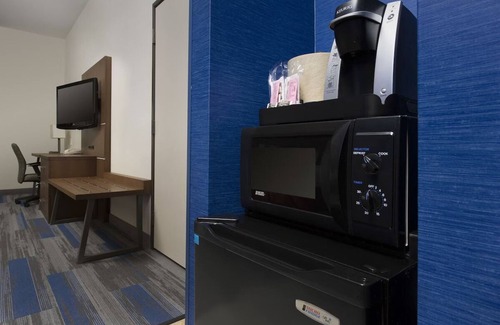 Ruckersville Hotel | Relax in a Spacious Room w/Mini-Fridge Near Shenandoah National Park