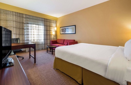 Novi Hotel | Relax in a Spacious Room with Swimming Pool, Perfect for Shoppers & Explorers