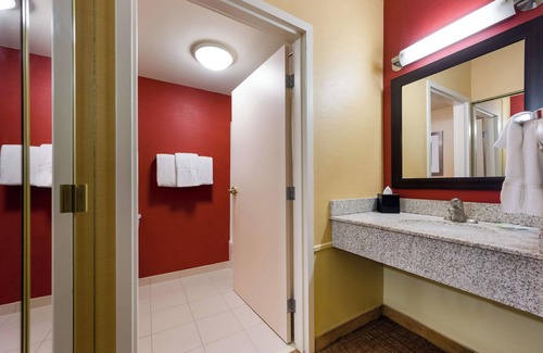 Novi Hotel | Relax in a Spacious Room with Swimming Pool, Perfect for Shoppers & Explorers