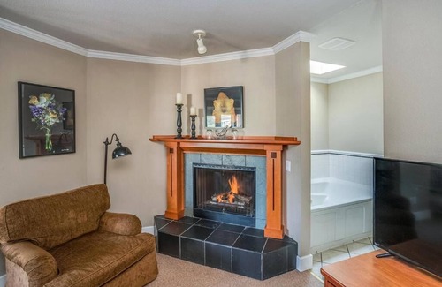 Downtown Cannon Beach Hotel | Relax in Charming Room Steps from Haystack Rock! Free Parking