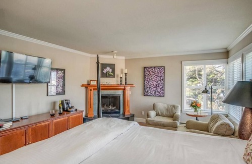 Downtown Cannon Beach Hotel | Relax in Charming Room Steps from Haystack Rock! Beach Access