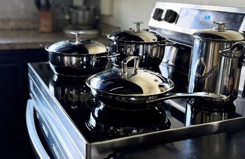 Venecia House | Relax in Paradise, Stunning 4-Bedroom Home with Pool, Yard, WiFi & AC in Venecia