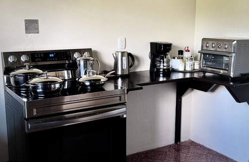 Venecia House | Relax in Paradise, Stunning 4-Bedroom Home with Pool, Yard, WiFi & AC in Venecia