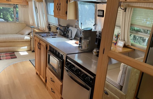 Fitzwilliam House | Relax in Style – Luxury Airstream Glamping Getaway Waterfront on Sportsmans Pond