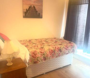 Stanwell Apartment | Relax steps from heathrow Terminal 4 ,Entire 2 Bed Room appartment