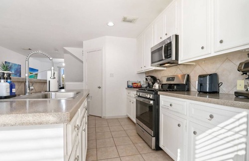 Shady Acres House | Relax & Unwind: Cozy Fall Home in The Heights