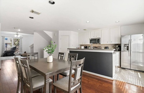 Shady Acres House | Relax & Unwind: Cozy Fall Home in The Heights