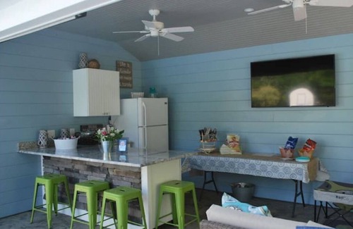 Gansevoort House | Relax within minutes to Saratoga w/privacy & green space, pool/pool house, 5Beds