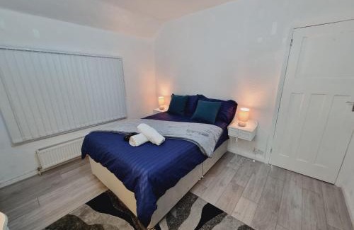 Harehills House | Relaxed Double bed with private bathroom, parking, WiFi and garden.