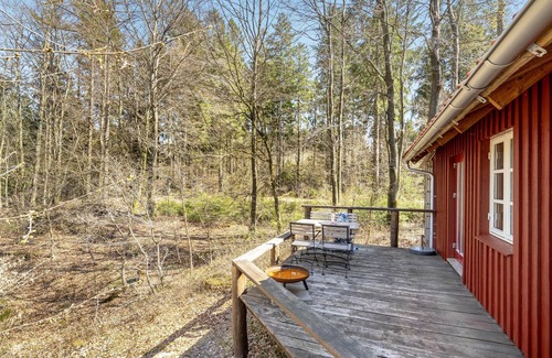 Thorsoe House | Relaxed living in tranquil wooden cottage near forest and meadows.