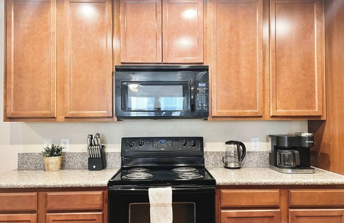 Reno/Tahoe Airport Apartment | Relaxing 2-BR Apt with Pool, Hot Tub & Gym