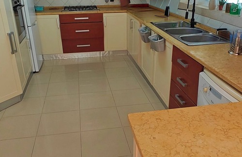 Linda-a-Velha Villa | Relaxing 5-Bedroom Villa with Private Pool, Outdoor Playground, Barbeque zona.nn