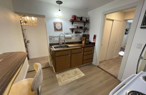 May Creek Apartment | Relaxing Apartment in charming Gold Bar- Queen bed, jetted bathtub,