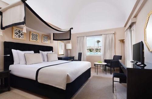 Makadi Bay Hotel | Relaxing Beachfront Room with Outdoor Pool and Near Makadi Water World