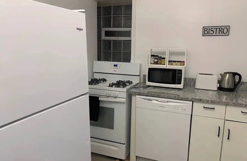 Edgewater Apartment | Relaxing Chicago Studio